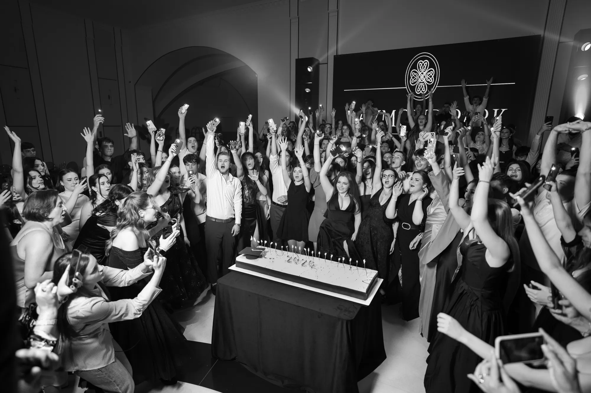 Bal de absolvire organizat de Alexa Group, cu absolvenți pe ringul de dans