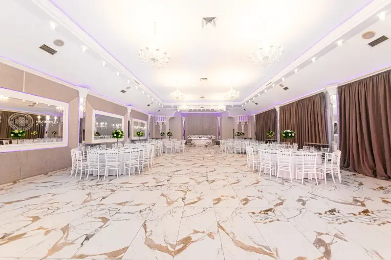 White Hall la Garden Palace, cu pardoseală de marmură, candelabre și oglinzi înrămate
