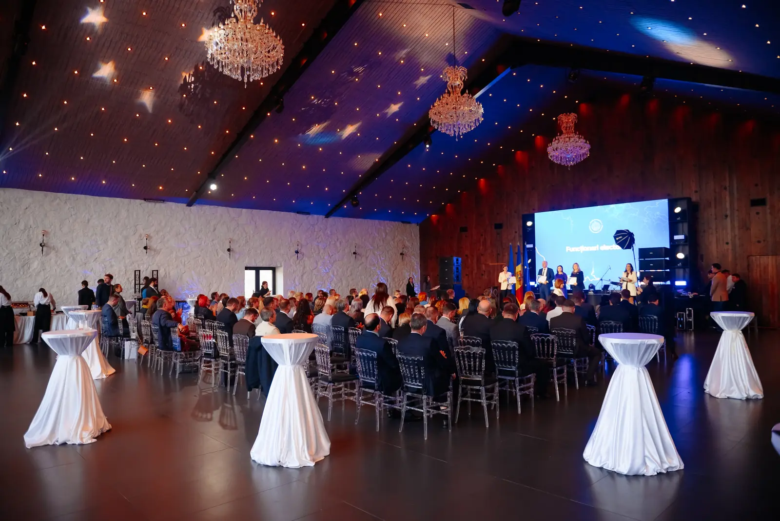 Conferință în sala Portofino de la Lago Event Park, aranjată în format teatru