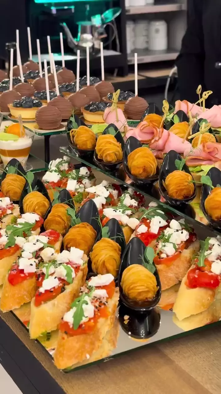 Fourchette și candy bar în zona welcome