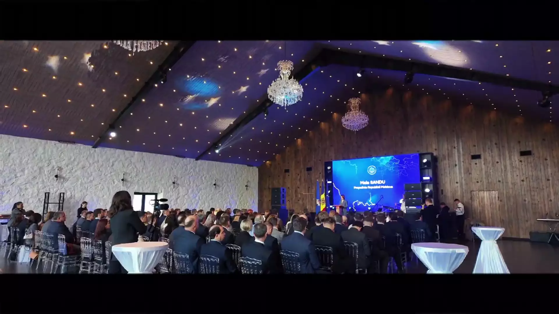 Conferință în sala Portofino